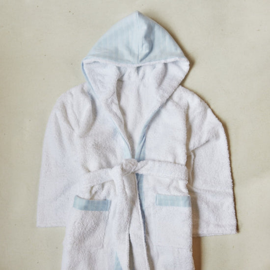 Bata de baño infantil blanca con capucha y cinturón ajustable-celeste