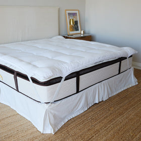 Cama con colchón blanco acolchado y dosel de plumas-