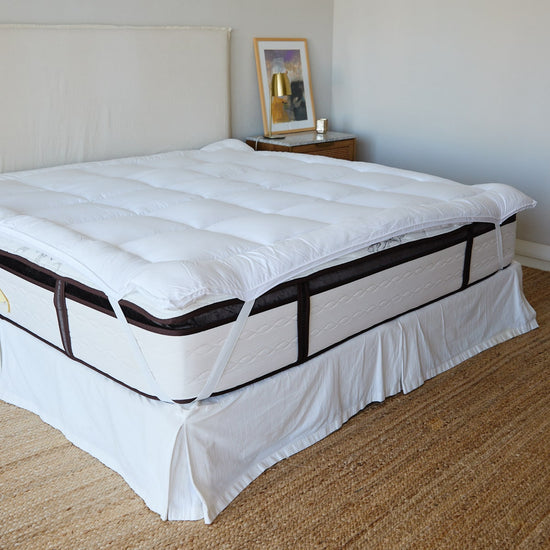Cama con colchón blanco acolchado y dosel de plumas-