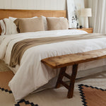 
                    
                      Manta Ginger 5 beige sobre cama blanca en dormitorio elegante-
                    
                  