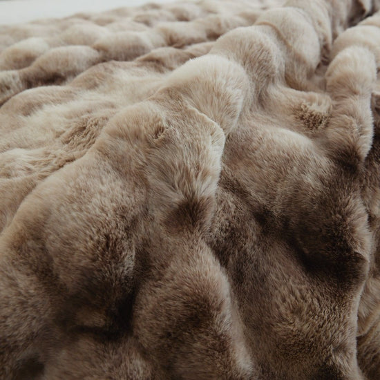 Manta texturizada con patrón bubble print en tonos beige y marrón-