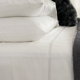 Juego de sábanas blancas de algodón egipcio sobre cama con almohadas-blanco