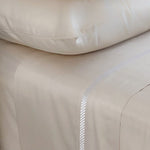 
                    
                      Juego de sábanas blancas de algodón egipcio con detalle de costura decorativa-
                    
                  