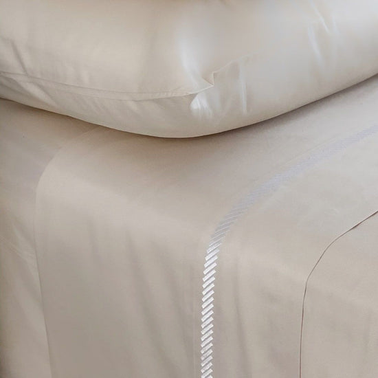 Juego de sábanas blancas de algodón egipcio con detalle de costura decorativa-
