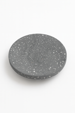 
                    
                      Jabonera redonda de terrazo gris con detalles blancos decorativos-
                    
                  