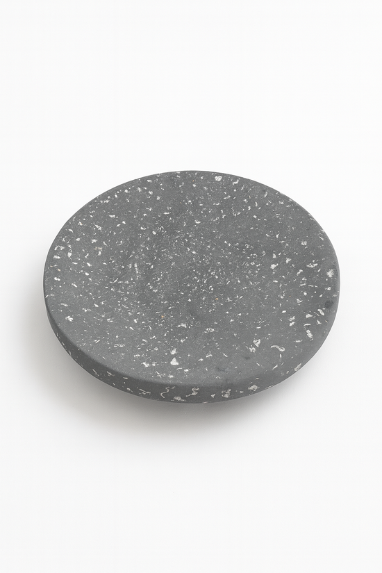 Jabonera redonda de terrazo gris con detalles blancos decorativos-