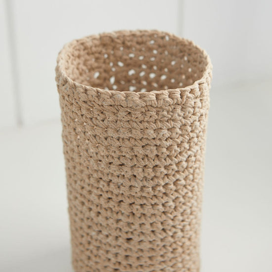 Portabotella cilíndrico tejido en fibra natural de color beige claro-natural