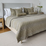 
                    
                      Cubrecama Manchester kaki con almohadas decorativas en cama gris-kaki
                    
                  