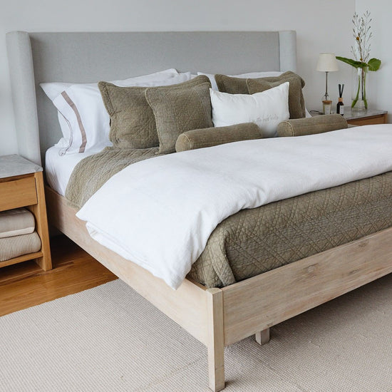 Cama con cubrecama Manchester kaki y almohadas decorativas beige-kaki