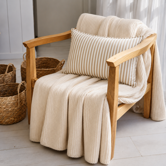 Manta de lanilla angora color beige sobre silla de madera kiri-beige