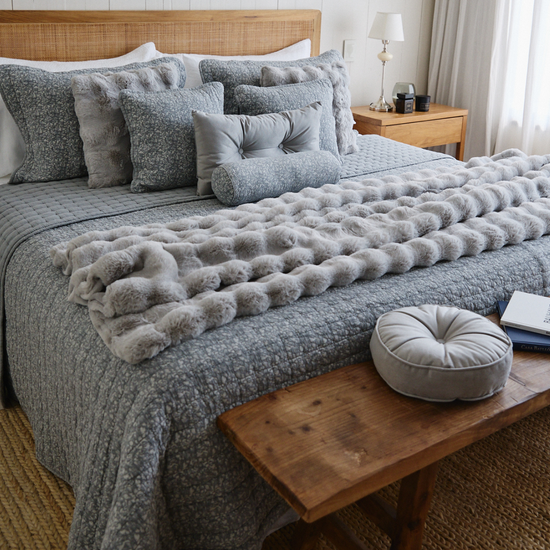 Cubrecama gris Leicester con almohadas decorativas y colcha acolchada en dormitorio-gris