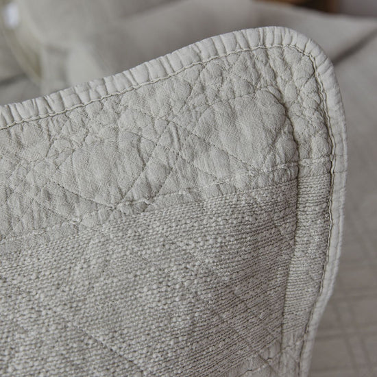 Funda de almohada Manchester 2 en tonos beige con textura acolchada-