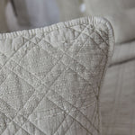 
                    
                      Funda de almohada Manchester con textura acolchada en color crema-
                    
                  