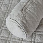 
                    
                      Detalle de tela beige acolchada con costura y textura Manchester-beige
                    
                  