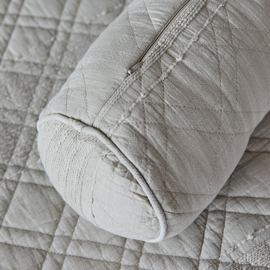 Detalle de tela beige acolchada con costura y textura Manchester-beige