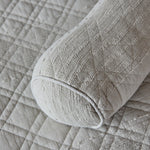 
                    
                      Rollo de tela textil beige con patrón acolchado y textura de lino-beige
                    
                  