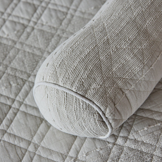 Rollo de tela textil beige con patrón acolchado y textura de lino-beige