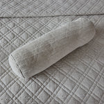 
                    
                      Almohada cilíndrica beige sobre colcha acolchada de diamantes-beige
                    
                  