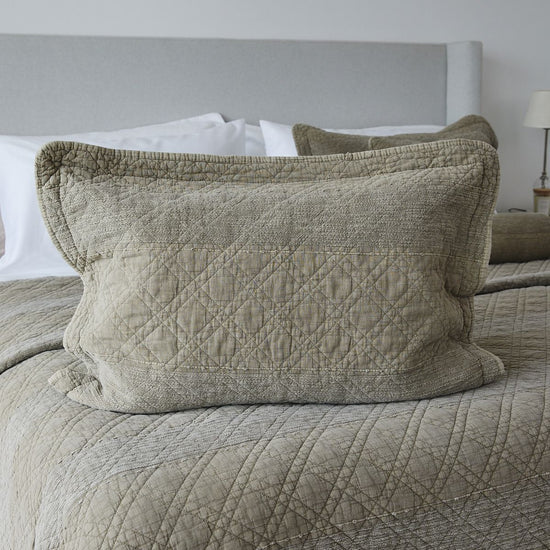 Funda de almohada Manchester 9 beige con diseño acolchado en cama-