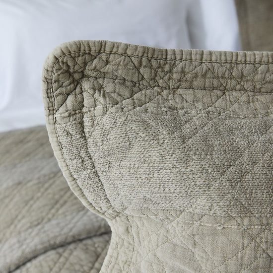 Funda de almohada Manchester 10 beige con textura acolchada y costura decorativa-
