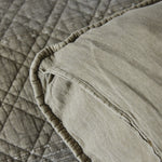 
                    
                      Funda almohada beige con elástico y textura acolchada detalle-
                    
                  