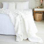 
                    
                      Manta blanca de piel sintética sobre cama con almohadas blancas-natural
                    
                  