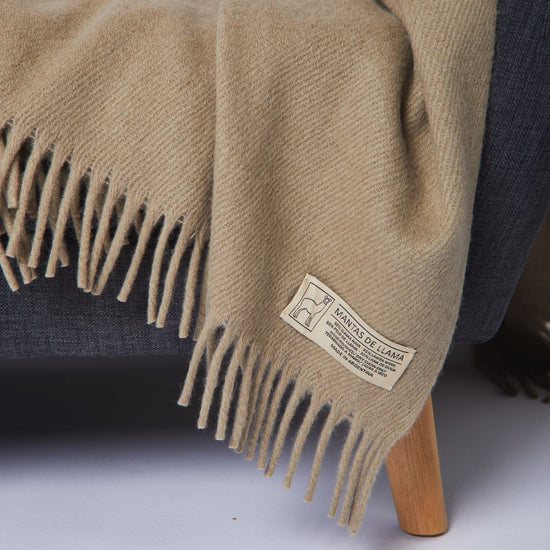 Manta beige de llama con flecos y etiqueta Mantas de Llama-beige