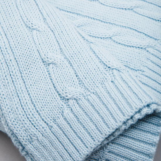Manta tejida de bebé color celeste con patrón de líneas onduladas-celeste