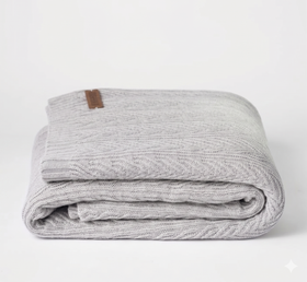 Manta de lana beige con patrón de líneas texturizadas y etiqueta Home Harmony-gris