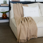 
                    
                      Manta Venecia beige sobre cama blanca con almohadas decorativas-beige
                    
                  