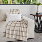 
                    
                      manta tejida con diseño a rayas sobre sillón-beige
                    
                  