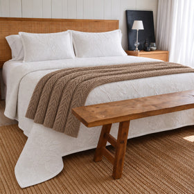 colcha portuguesa sobre cama de habitación-blanco