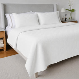 colcha portuguesa con tramado geometrico para cama de casa de barrio privado-blanco