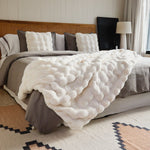 
                    
                      Manta blanca texturizada tipo burbuja sobre cama gris con almohadas-natural
                    
                  