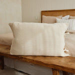 
                    
                      Funda almohada blanca texturizada sobre banco madera dormitorio-
                    
                  