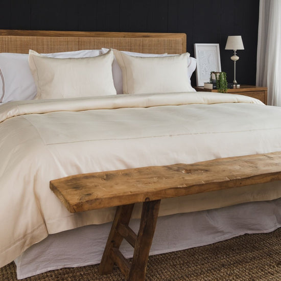 Cama moderna con funda edredón beige y cabecero rattan de madera-