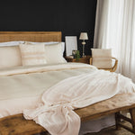 
                    
                      Cama elegante con funda de edredón blanca crema y almohadas decorativas-
                    
                  