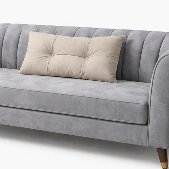 Sofá gris claro con almohada beige acolchada y patas de madera-natural