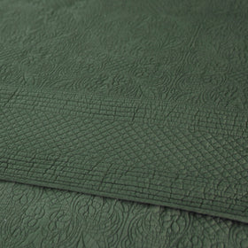 Cubrecama Amalfi en color verde con textura quilted detallada-verde