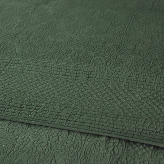 Cubrecama Amalfi en color verde con textura quilted detallada-verde