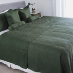 
                    
                      Cubrecama verde Amalfi con almohadas decorativas en cama moderna-verde
                    
                  