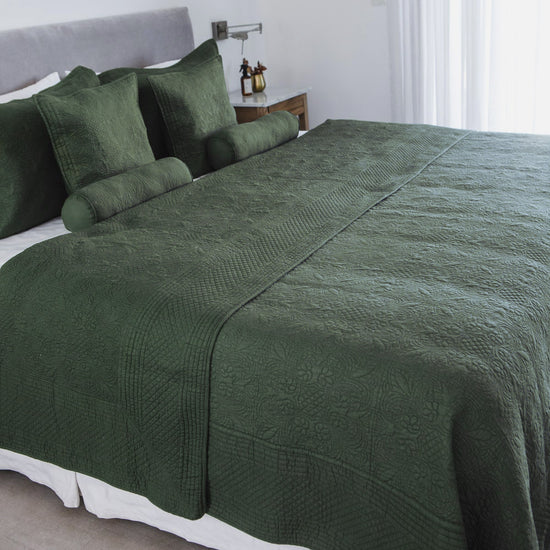 Cubrecama verde Amalfi con almohadas decorativas en cama moderna-verde