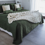 
                    
                      Cubrecama verde Amalfi con accesorios blancos decorativos en cama-verde
                    
                  