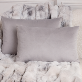 Almohada gris con funda de pana  y relleno blanco esponjoso-gris