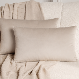 Almohada beige con funda de pana  y relleno blanco esponjoso-beige