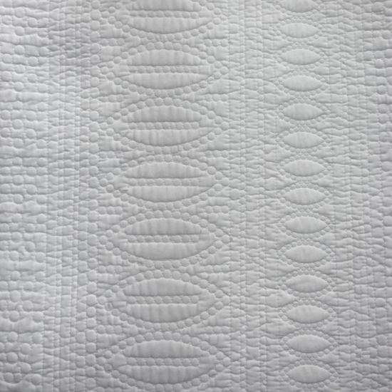 Cubrecama blanco con patrón de costura acolchada oval y texturas decorativas-blanco