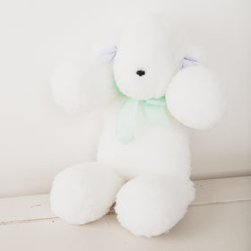 Peluche blanco suave con lazo verde menta sentado-blanco