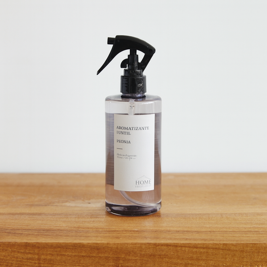 Spray aromático textil de peonía con dispensador negro sobre madera-peonia