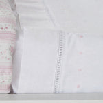 
                    
                      Sábana blanca bordada con motitas rosas y encaje gris-rosa
                    
                  