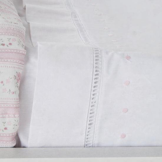 Sábana blanca bordada con motitas rosas y encaje gris-rosa